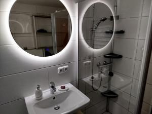 Geräumiges Zimmer mit Doppelbett, Bad und Küche