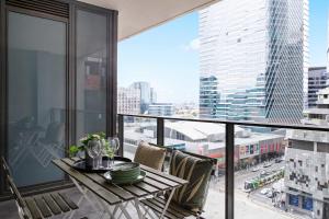 Bright 2BR by Southern Cross with Parking