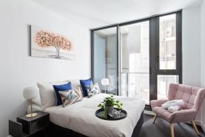 Bright 2BR by Southern Cross with Parking