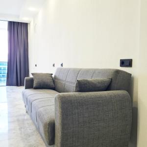 Modern Studio 1820 by the Boulevard with Balcony & Wi-Fi