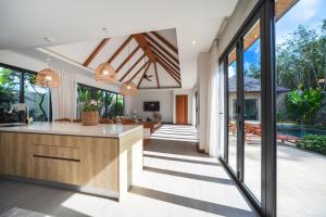 BangTao Luxury 5 Bedroom 1200sqm Modern Bali Style Holiday Villa Quiet and Private Large Private Pool Large Garden