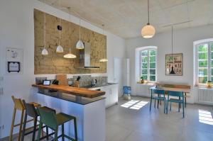 Wohnen im Klassenzimmer einer Alten Schule