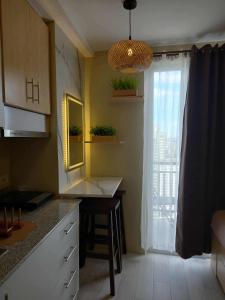 Balcony Studio Ayala with Ultra-Fast 400 Mbps WiFi