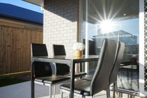 Brand New 5 Bedroom Park Ridge Family Home, Fast WIFI, Secure Parking