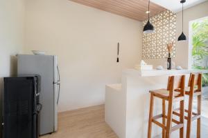 KIKI VILLAGE BATHTUB AND LIVING ROOM