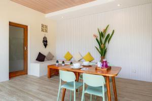 KIKI VILLAGE BATHTUB AND LIVING ROOM