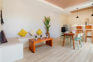 KIKI VILLAGE BATHTUB AND LIVING ROOM