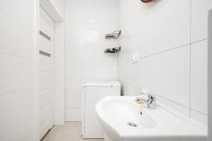 Łódź Urban Serenity Studio #10 by BookingHost