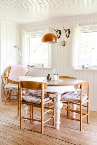 Romantic Island Cottage In Cosy Style Near Beach