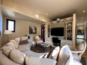 Lux 2-Level Townhouse with Stunning Historic Views