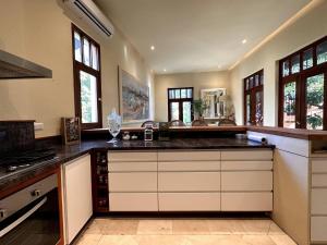 Lux 2-Level Townhouse with Stunning Historic Views