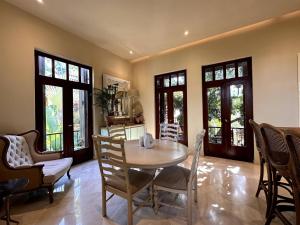 Lux 2-Level Townhouse with Stunning Historic Views