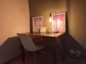 Chambre spacieuse avec bureau et balcon