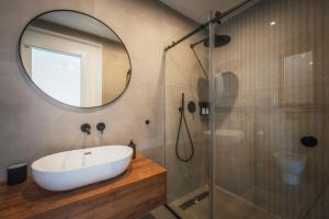 Qala Skyview Penthouse with Pool, Sunsets and BBQ Area