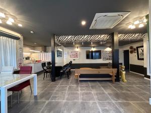 アフリカンラグジュアリースタイルの豪華客室 1棟貸切 バーベキュー 大人数対応 ファミーユ大室