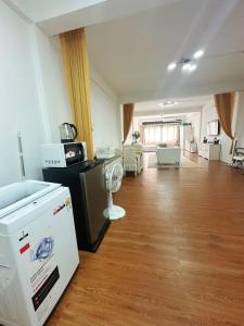 Spacious, just an 850m walk to MRT Rama 9 station