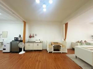 Spacious, just an 850m walk to MRT Rama 9 station