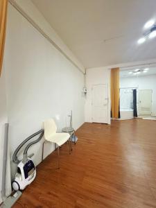 Spacious, just an 850m walk to MRT Rama 9 station