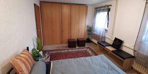 Komfort Ferienhaus mit Garten, 4 Zimmer, 8 Betten, eigene Küche, Bad WC, Gratis Frühstück, Parkplätze und WiFi, so privat wie zu Hause