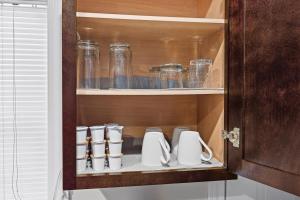 Stylish & Cozy 2-BR Detroit