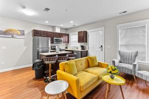 Stylish & Cozy 2-BR Detroit