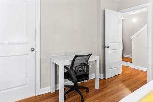 Stylish & Cozy 2-BR Detroit