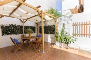 Bajo con piscina privada a 50 metros de la playa.