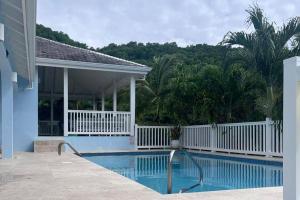 Luxury Villa-Sleeps 6-Private Pool - 4hvězdičkové hotely ve městě Jolly Harbour