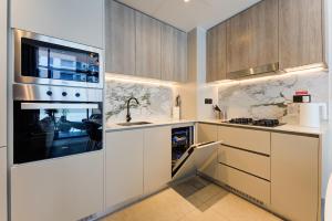 Modern 1BR with Terrace, Rooftop Pool and PS5 in JVC