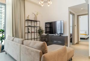 Modern 1BR with Terrace, Rooftop Pool and PS5 in JVC