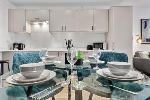 Contemporary 2BR Apt, Near Station, Free WIFI