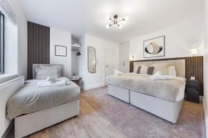 Contemporary 2BR Apt, Near Station, Free WIFI