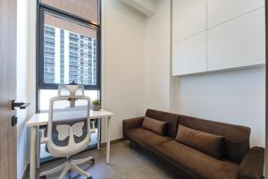 Modern 1BR with Terrace, Rooftop Pool and PS5 in JVC