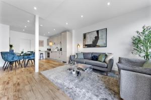 Contemporary 2BR Apt, Near Station, Free WIFI