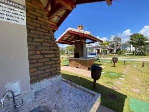 Casa em condomínio a 200m da praia em Arraial Dajuda, com 3 suites, sala climatizada, área gourmet privativa, Internet 300MBPS, condomínio com piscinas adulto e infantil, sauna, quadra de beach tenis e portaria 24hrs.