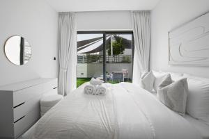 Modern Stay at The Crest Tower Near Meydan with Pool and Sauna