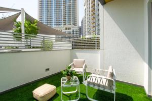 Modern Stay at The Crest Tower Near Meydan with Pool and Sauna