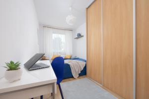 Apartament na Parterze z Parkingiem i Biurkiem do Pracy Zdalnej w Piasecznie by Noclegi Renters