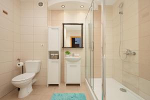 Apartament na Parterze z Parkingiem i Biurkiem do Pracy Zdalnej w Piasecznie by Noclegi Renters