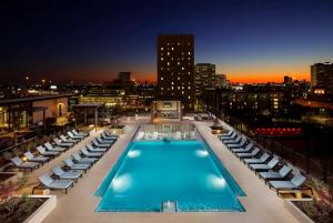 Skyline Bliss - Luxury Stay by Toyota Center