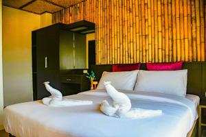 Modern Rustic Seaview 1 bedroom Retreat with Free Coworking