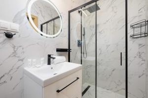 Stylish Air-conditioned Apartment on the 25th Floor in Katowice by Noclegi Renters