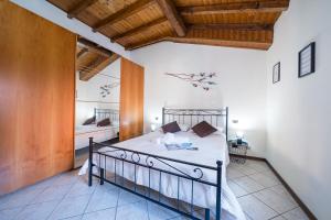 La Corte Rooms and Home Restaurant - free parking - 10 minutes to the lake and centre