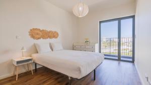 Soft Modern Flat With Pool & Gym by LovelyStay