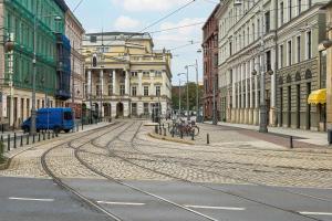 Azure Apartment Teatralna with Air Conditioning in Wrocław by Noclegi Renters