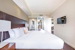 Esplanade Pool Stay over Two Units, A Darwin Oasis