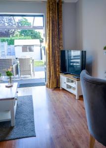 Country Style, 2 bedroom house, Parking and superb location
