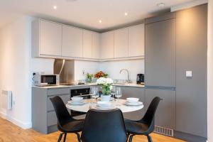 Luxury Penthouse - City Views - Prime Spot