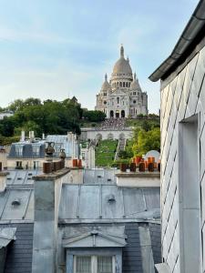 Celine 19 Montmartre Moment, Sacré Cœur View & Eiffel Tower