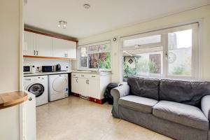 Spacious Tilbury Home - Perfect for Contractors, Families, Groups